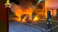 auto-distrutta-dalle-fiamme-in-piena-notte-ad-avellino
