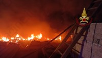 incendio-nel-deposito-fumo-e-paura-a-torre-le-nocelle