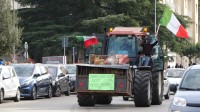 protesta-agricoltori-marcia-fino-alla-prefettura-con-trattore-e-carriole