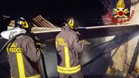 capannone-in-fiamme-a-melito-irpino-vigili-del-fuoco-evitano-il-peggio