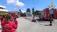 i-bambini-del-campo-scuola-della-protezione-civile-in-visita-ai-vigili-del-fuoco