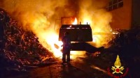 fiamme-nella-notte-a-sperone-a-fuoco-un-automezzo-e-legna-accatastata