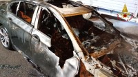 auto-in-fiamme-a-contrada-interventi-di-vigili-del-fuoco-e-carabinieri