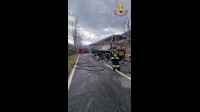 incendio-autobus-a-mugnano-del-cardinale-l-intervento-dei-vigili-del-fuoco