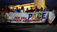 il-silenzio-anestetizza-le-coscienze-in-centinaia-alla-fiaccolata-per-la-pace