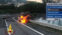 auto-in-fiamme-in-a16
