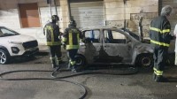 incendio-di-un-auto-esplosione-e-fiamme-nella-notte
