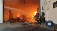 incendio-capannone-ravitex-piu-squadre-dei-vigili-in-azione