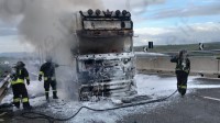 incendio-trattore-autoarticolato-a-vallata-lungo-l-a16-napoli-bari