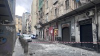 ancora-maltempo-a-napoli-cadono-calcinacci-da-un-palazzo-strada-chiusa