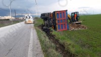camion-si-ribalta-in-una-cunetta-ad-ariano
