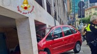 incidente-a-piazza-kennedy-si-schianta-in-auto-nel-porticato-tragedia-sfiorata