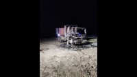 in-fiamme-un-camion-e-un-escavatore-in-un-cantiere-indagini-in-corso