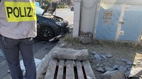 rione-liberta-perde-il-controllo-dell-auto-che-si-ribalta-due-feriti