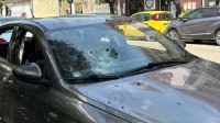 piazza-bissolati-danno-in-escandescenza-e-lanciano-bottiglie-vetro-contro-auto