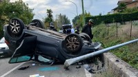 auto-contro-un-palo-e-si-ribalta-ferito-il-conducente