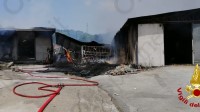 centola-fiamme-in-mobilificio-e-falegnameria