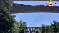 tragedia-nel-salernitano-tir-precipita-dal-viadotto-in-autostrada-due-vittime