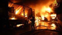 montefredano-vasto-incendio-distrugge-deposito-di-autoarticolati