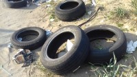 pneumatici-resti-di-cabine-balneari-e-rifiuti-abbandonati-sull-arenile-di-eboli