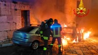 in-fiamme-due-auto-a-forino-l-intervento-dei-vigili-del-fuoco