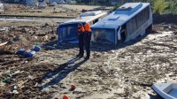 casamicciola-il-giorno-dopo-la-spiaggia-e-un-cimitero-di-auto