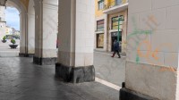 teatro-comunale-nel-mirino-dei-vandali-disegni-osceni-sui-pilastri