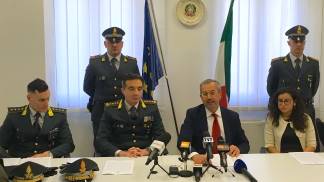 la-rapina-del-denaro-pubblico-continua-in-modo-massiccio