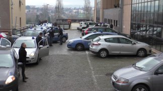 se-uno-va-dentro-ce-ne-sono-altri-che-stanno-fuori-5-arresti