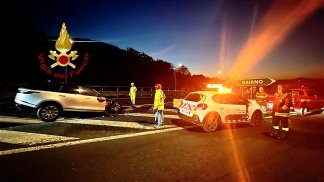 auto-in-fiamme-in-autostrada-4-persone-salvate-in-extremis