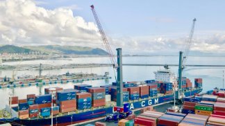 salerno-in-funzione-la-maxi-gru-per-container-al-porto