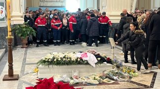 cava-si-ferma-per-i-funerali-di-anna-tagliaferri-uccisa-dal-compagno