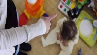 schiaffi-ai-bimbi-messi-a-testa-in-giu-e-istigati-a-reagire