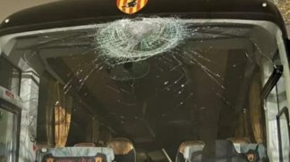 pietra-contro-il-pullman-del-benevento-calcio-distrutto-vetro-anteriore