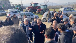 protesta-agricoltori-mastella-e-lombardi-arrivano-al-presidio-siamo-con-voi