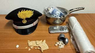 nasconde-la-droga-nella-borsetta-della-figlia-minore-arrestato