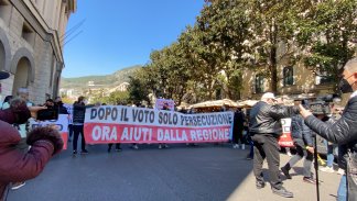 nuova-protesta-dei-lavoratori-a-salerno-adesso-basta