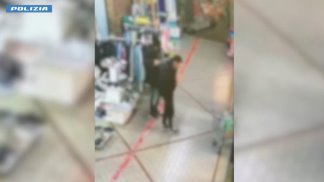 video-rapinano-supermercato-e-minacciano-il-vigilante-con-fucile-a-canne-mozze