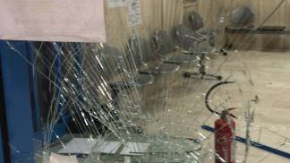 da-in-escandescenze-e-sfascia-ingresso-del-pronto-soccorso