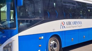 parabrezza-sfondato-e-autista-barricato-nel-bus-air-non-se-ne-puo-piu