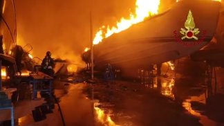 castel-volturno-incendio-in-un-capannone-coinvolte-diverse-barche