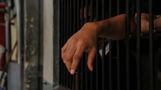 le-invisibili-prigioni-che-costruiamo-sono-uguali-alle-vere