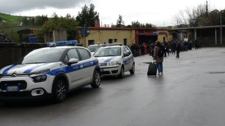 l-odissea-dei-passeggeri-bloccati-alla-stazione-di-ariano-al-freddo-come-bestie