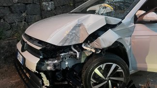 video-contrada-incidente-sulla-provinciale-auto-contro-pilone-giovane-illesa