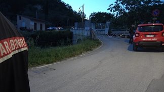 mezzo-urta-muretto-che-finisce-sui-binari-circolazione-ferroviaria-bloccata