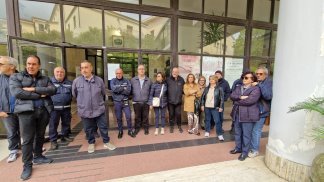 acs-lavoratori-in-sit-in-ci-stanno-distruggendo-chiediamo-solo-una-proroga