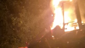 pala-gommata-in-fiamme-in-un-cantiere-lungo-la-statale-87