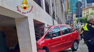 incidente-a-piazza-kennedy-si-schianta-in-auto-nel-porticato-tragedia-sfiorata