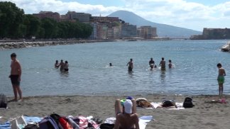 napoli-spiagge-libere-al-40-ma-stop-bagni-a-caracciolo