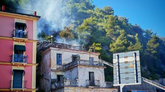 terrore-a-salerno-incendio-in-casa-si-estende-anche-alla-vegetazione
